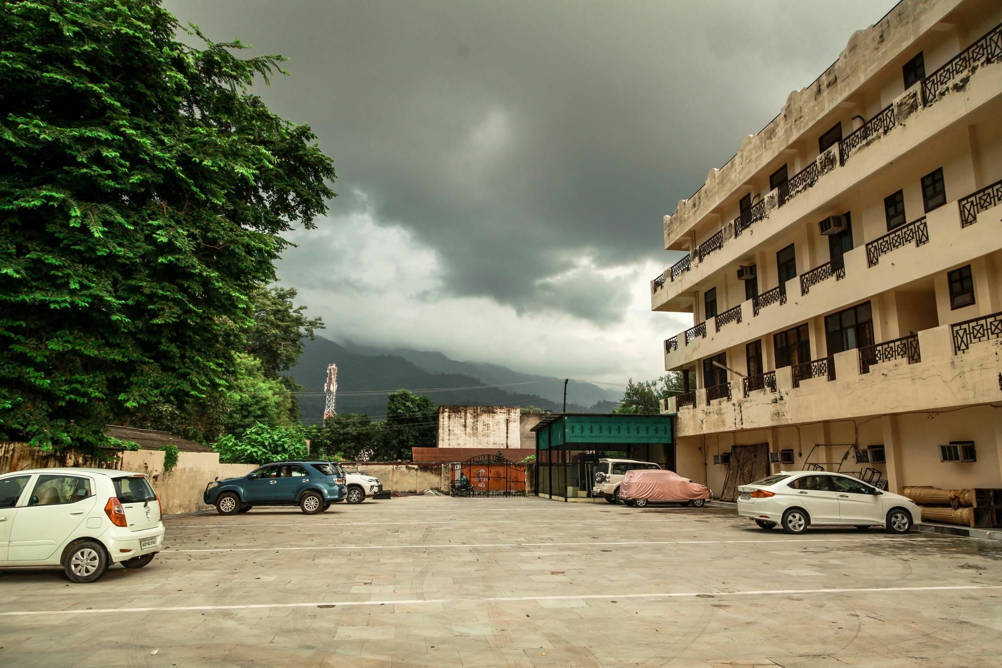 Hotel Neeraj Bhawan- Triveni Ghat Rishīkesh 외부 사진